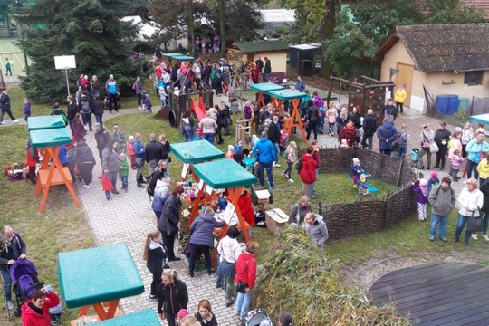 Na zahradě ZŠ a MŠ Žďár nad Orlicí proběhl ve spolupráci šesti vzdělávacích subjektů školní farmářský trh 1