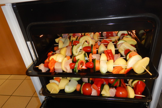 Berušky pečou zeleninový špíz s kuřecím masem 1