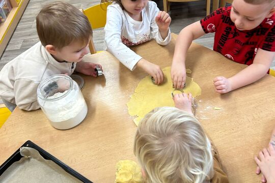 Kytičky z MŠ Kollárova - pečeme cukroví 1