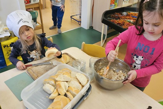 Děti v roli malých kuchařů a servírek 1