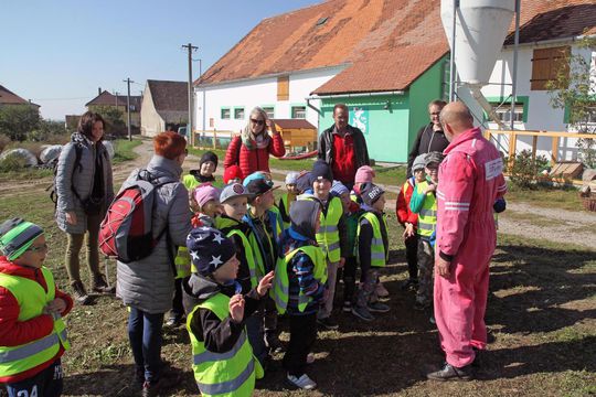 Děti na králičí farmě Kočárových v Ratibořicích 1