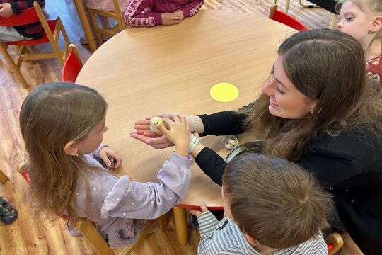 Jarní zázrak: líhnutí kuřátek v naší školce 1