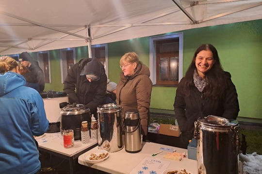 Rozsvícení vánočního stromečku s farmářským a školním jarmarkem Rozsvícení vánočního stromečku s farmářským a školním jarmarkem 1