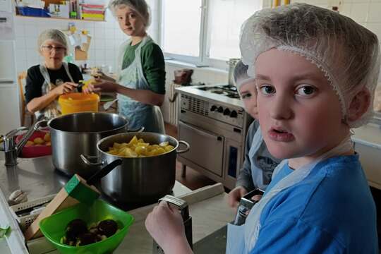 Brigádníci v kuchyni  1