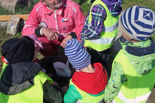 Děti na králičí farmě Kočárových v Ratibořicích 1