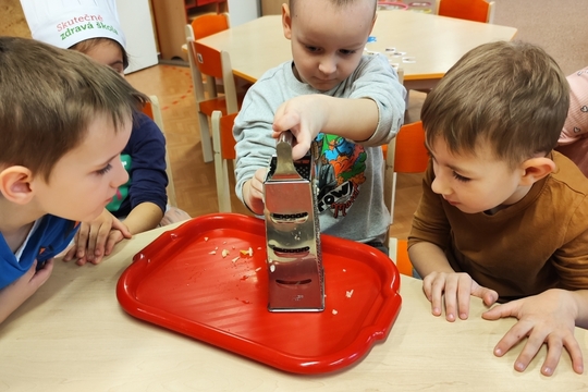 Sovičky z MŠ Dukelských hrdinů - Pečení šátečků z listového těsta 1