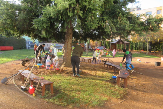 Úklid školní zahrady 1