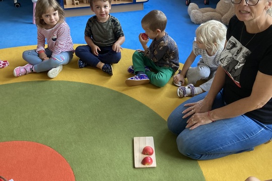 Proběhla ochutnávka jablek - Berušky 1