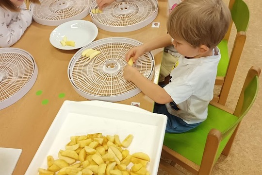 Jablečné křížaly a čaj 1