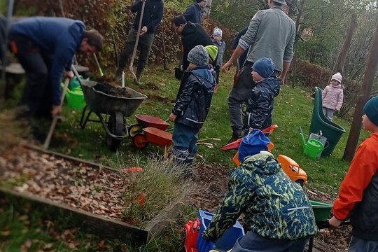 Jak jsme sázeli stromy a keře aneb Počátky jedlé zahrady v MŠ 28.října Turnov  1