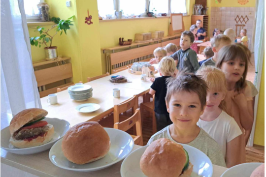 ZDRAVÝ HAMBURGER V NAŠEM JÍDELNÍČKU 1