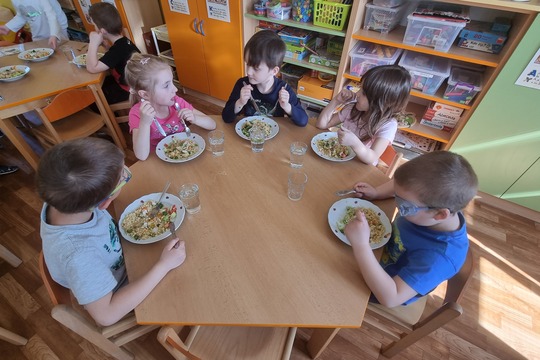 Ježečci - Pečená treska s burgurem a ředkvičkou, zeleninový salát a voda 1