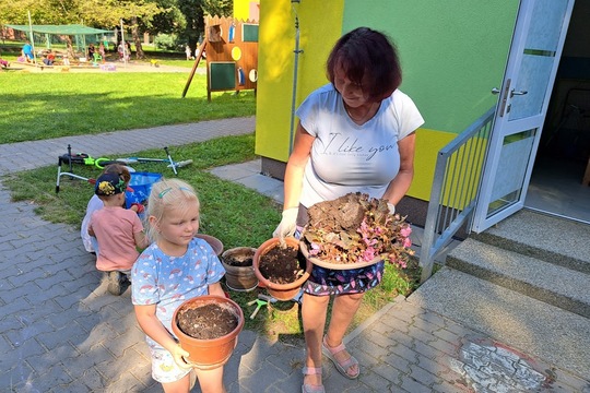 Vchod do školky se oblékl do podzimního kabátku 1