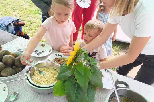 Cesta za TAJEMSTVÍM babiččiny KUCHYNĚ naposledy.. LÉTO a HOSTINA pod širým nebem Cesta za TAJEMSTVÍM babiččiny KUCHYNĚ naposledy.. LÉTO a HOSTINA pod širým nebem 1