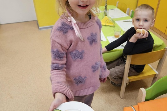 Děti v roli malých kuchařů a servírek 1