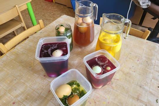 Jak jsme barvili vajíčka - Sluníčka 1