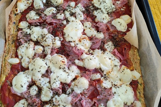 Pekli jsme cuketovou pizzu  Pekli jsme cuketovou pizzu  1