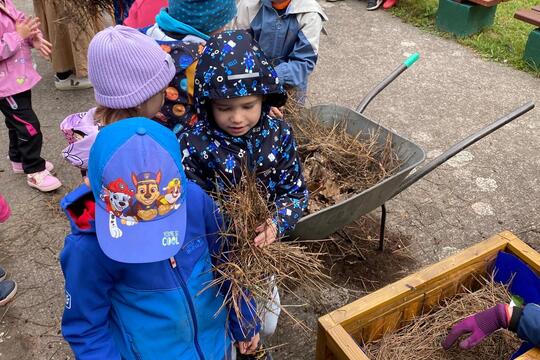 Slavnostní otevření naší "Jedlé školní zahrady" 1