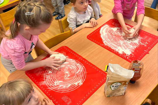 Ovocné osvěžení a hra na barmany i pizzaře u Žabiček 1