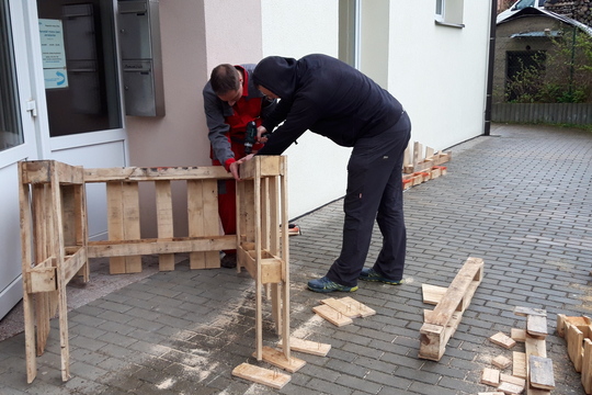 Nové vyvýšené záhony s pomocí rodičů v lesní školce Na Pasece 1