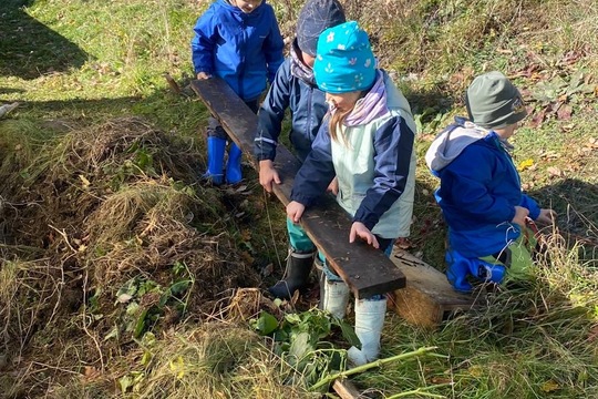 Děti tvoří kompost a pečují o skleník Děti tvoří kompost a pečují o skleník 1