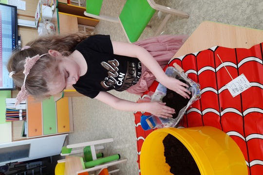 Obilí se zelení, děti vůbec nelení 1