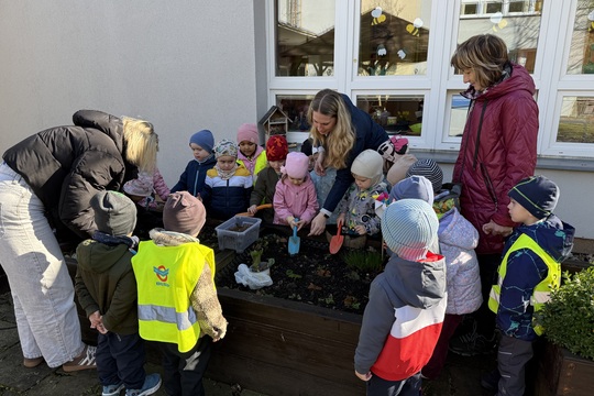 JARNÍ SÁZENÍ NA NAŠÍ ZAHRADĚ 1