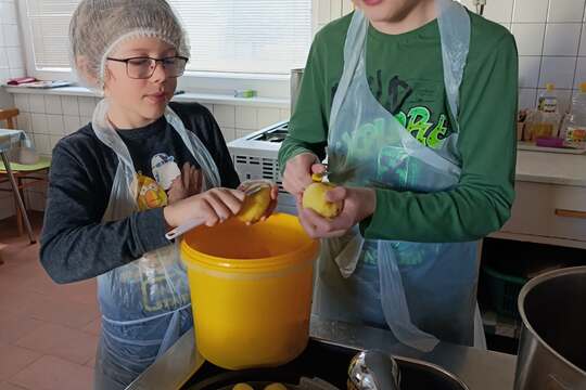 Brigádníci v kuchyni  1