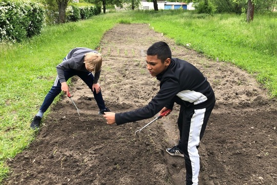 Pracujeme na školním pozemku 1