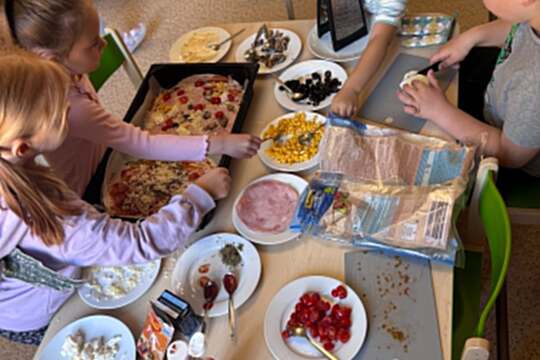 Včeličky připravovaly pizzu Včeličky připravovaly pizzu 1