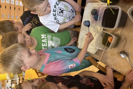 Jak jsme barvili vajíčka - Sluníčka 1