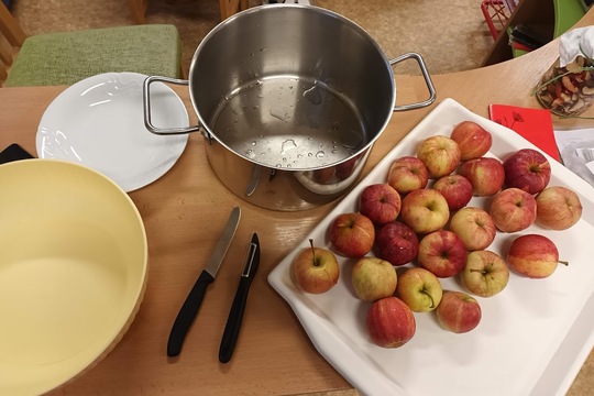 Jablečné křížaly a čaj 1