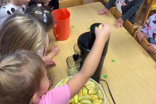 Vyrábíme šťávu z jablíček 1