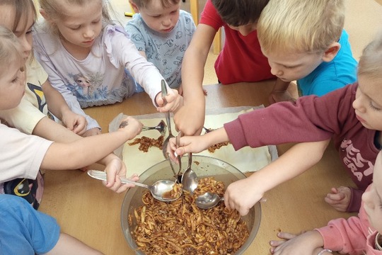 Malí kuchaři v akci: Jak si Broučci upekli zdravý jablkový závin Malí kuchaři v akci: Jak si Broučci upekli zdravý jablkový závin 1