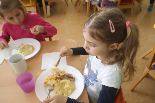 Zdravé odpolední vaření ve Včeličkách s rodiči - Zdravý bramborový salát, pomazánky 1