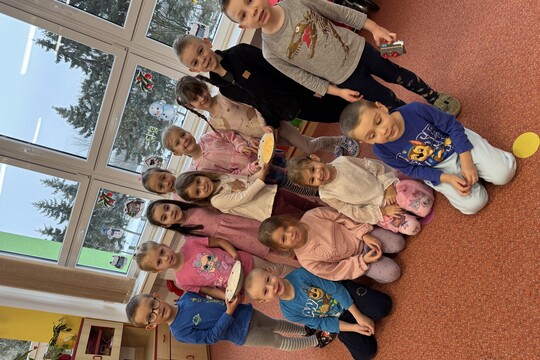 Motýlci z MŠ Kollárova - příprava pomazánky na odpoledne s rodiči 1