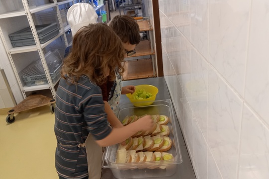Děti připravovaly ve školní kuchyni odpolední svačinu 1