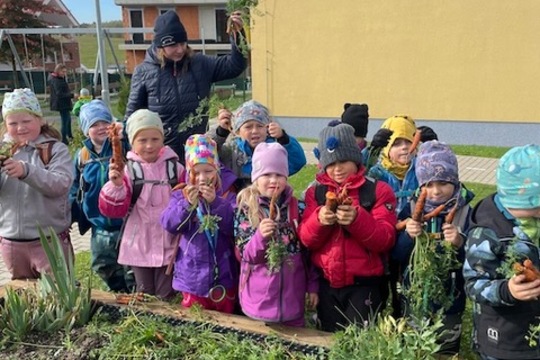 Mrkvovo-jablkový salát z vlastní úrody u Ježečků Mrkvovo-jablkový salát z vlastní úrody u Ježečků 1