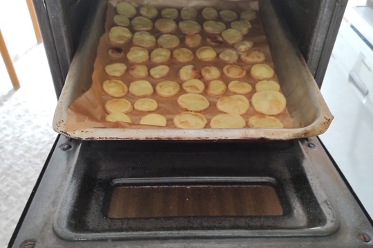 Domácí bramborové lupínky a jablečný štrůdl 1
