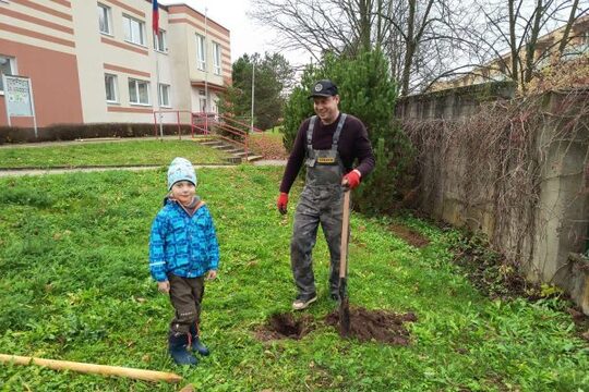 Sázení stromů na školní přírodní zahradě 1
