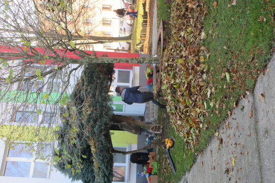 Úklid školní zahrady 1