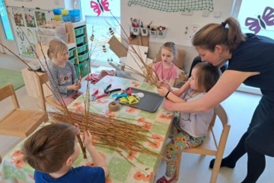 Velikonoční tvoření s rodiči: pletení pomlásek  1