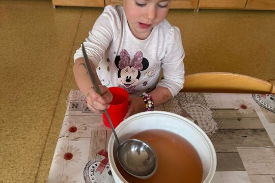 Děti vařily jablečno-šípkový čaj 1