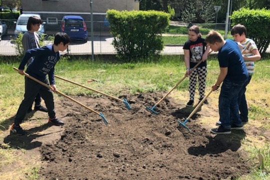 Pracujeme na školním pozemku 1