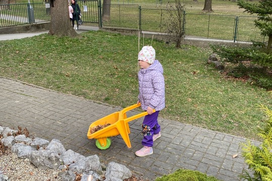 Jarní úprava školní zahrady  1