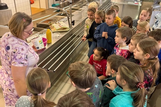 Výuka ve školní jídelně 1