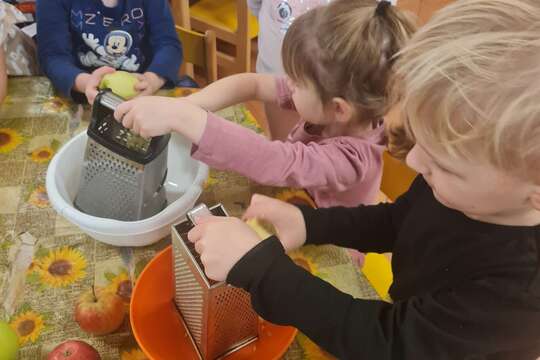 Berušky z MŠ Kollárova - Jablíčkovaná pokračuje 1