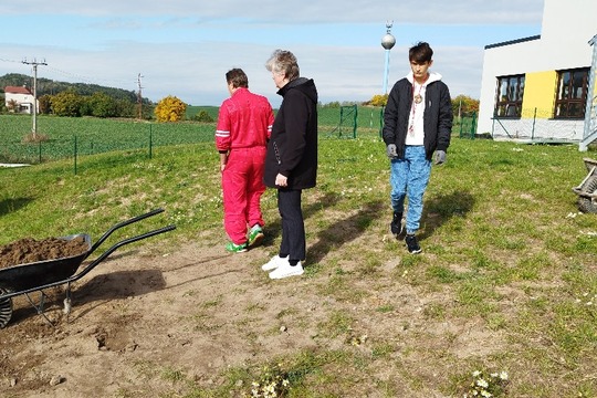 Terénní úpravy a zakládání školní zahrádky  1