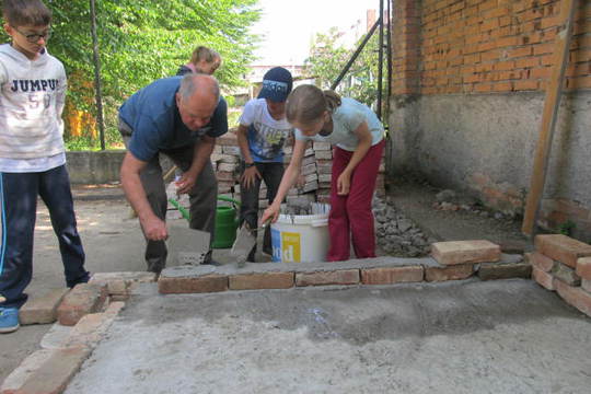 Stavba venkovní pece - projekt 3. třídy 1