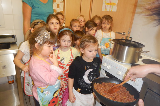 KROUŽEK VAŘENÍ v Beruškách s paní Martinkou Čuříkovou aneb ITÁLIE V ČECHÁCH – Vaříme s dětmi zapečené lilky se šunkou a mozzarellou. 1